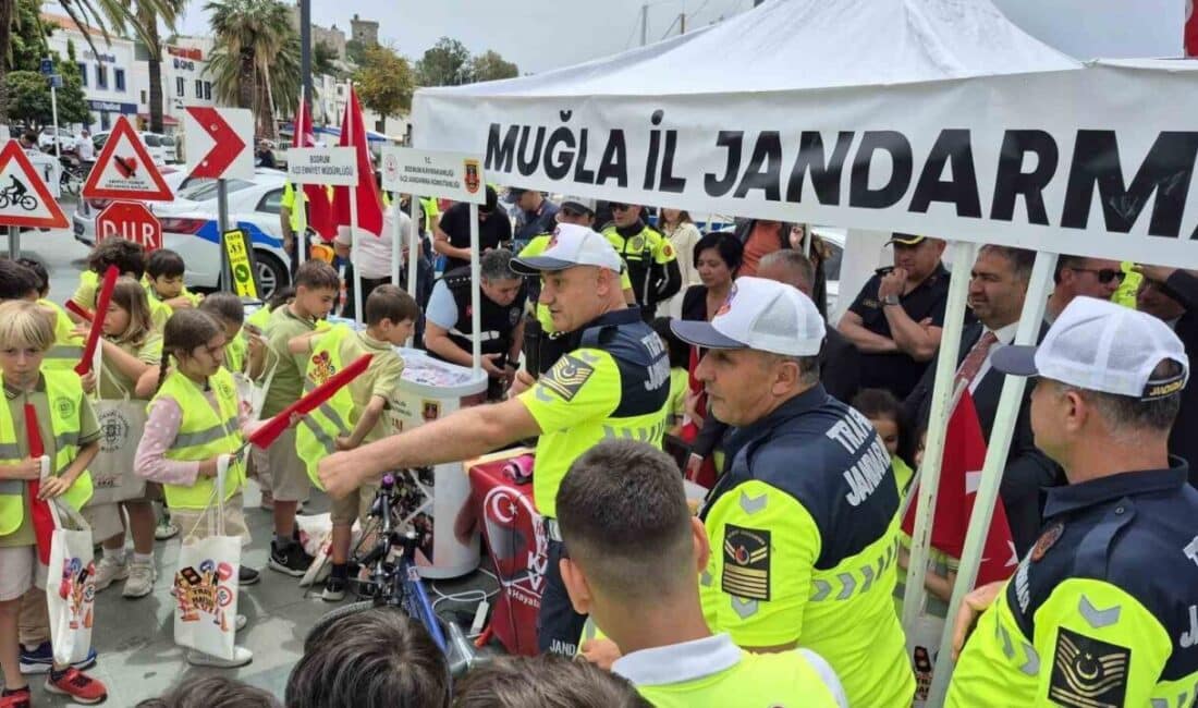 Bodrum'da, 3-9 Mayıs Trafik Haftası etkinlikleri kapsamında polis ve jandarma