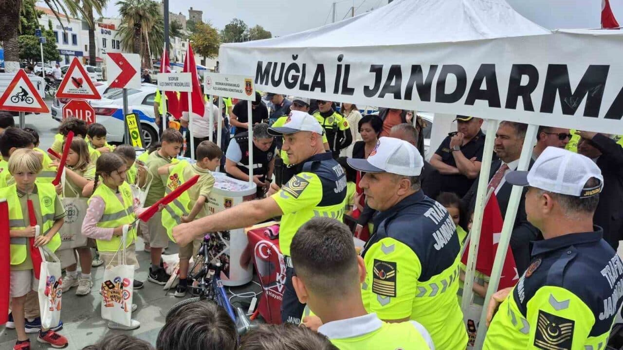 Bodrum'da, 3-9 Mayıs Trafik Haftası etkinlikleri kapsamında polis ve jandarma