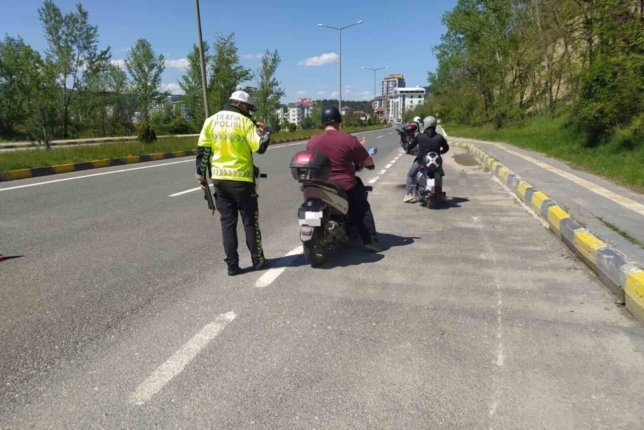 Kastamonu'da bir motosiklet sürücüsü, Organize Sanayi Bölgesi'nde tehlikeli hareketler yaparak