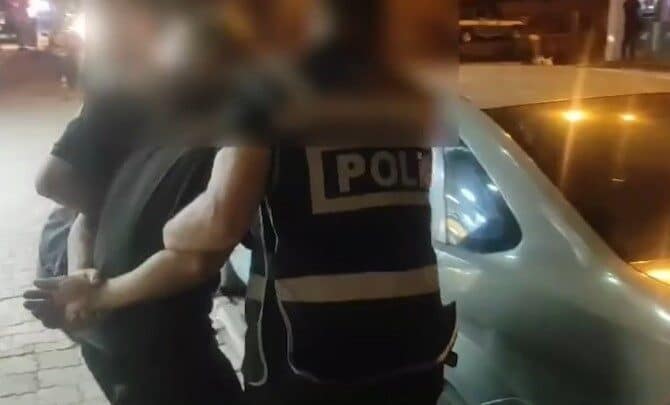 Kayseri’de Trafikte Tabanca Gösteren Şahıs, Polisi Araya Girince Yakalandı Kayseri Kocasinan'da trafikte birine tabanca gösteren Ö.V. polis tarafından yakalandı.