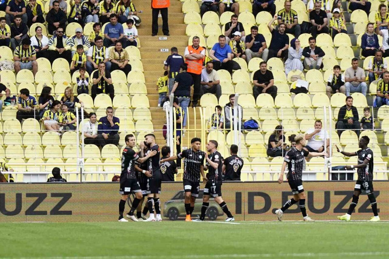 Trendyol Süper Lig'in 38. haftasında Fenerbahçe, Konyaspor ile mücadele ediyor.