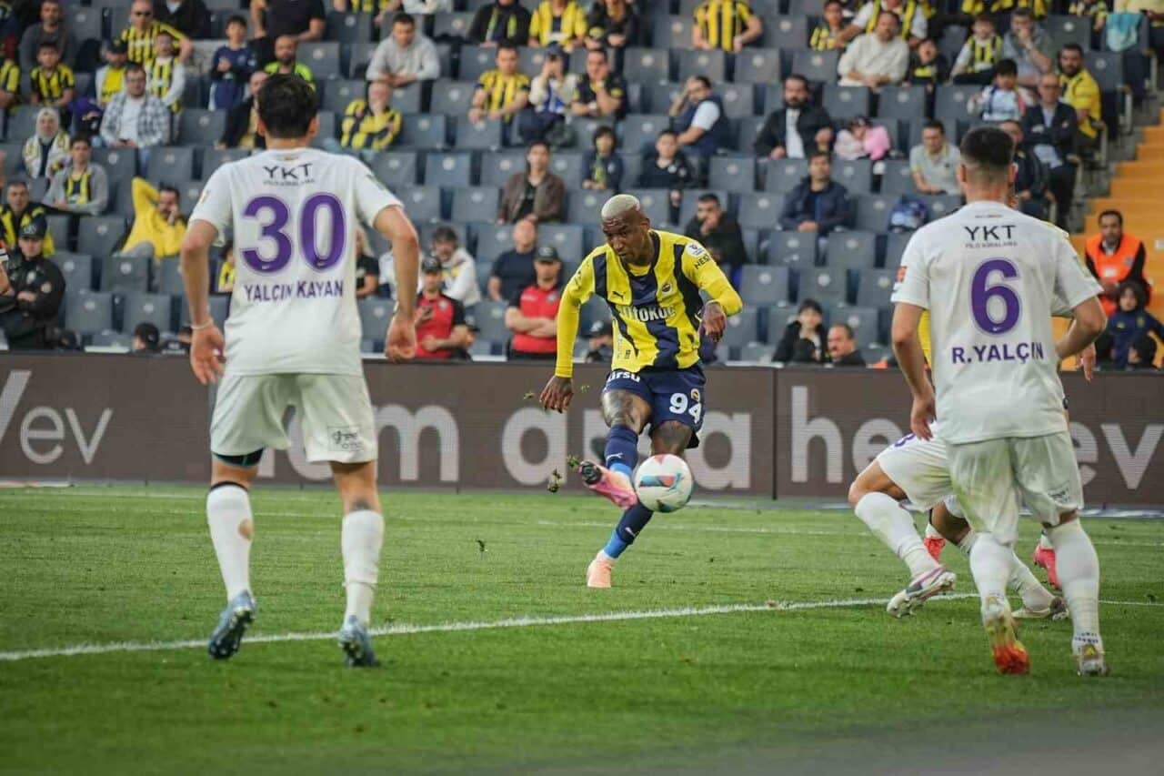 Trendyol Süper Lig'de Fenerbahçe, Eyüpspor ile 36. hafta maçında karşılaştı.