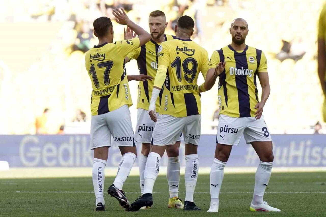 Trendyol Süper Lig'in son haftasında Fenerbahçe, Konyaspor'u 2-1 yenerek sezonu