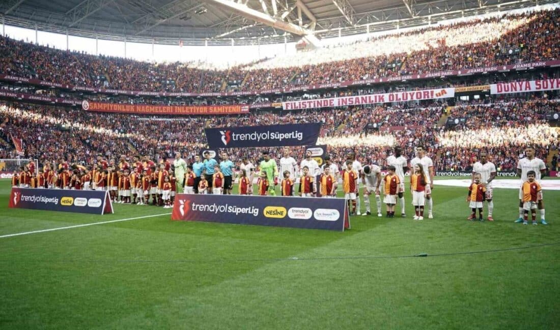 Galatasaray, Trendyol Süper Lig’in 34. haftasında Sivasspor’u 2-0 ile geçiyor. Trendyol Süper Lig 34. haftasında Galatasaray, Sivasspor ile karşılaşırken, ilk