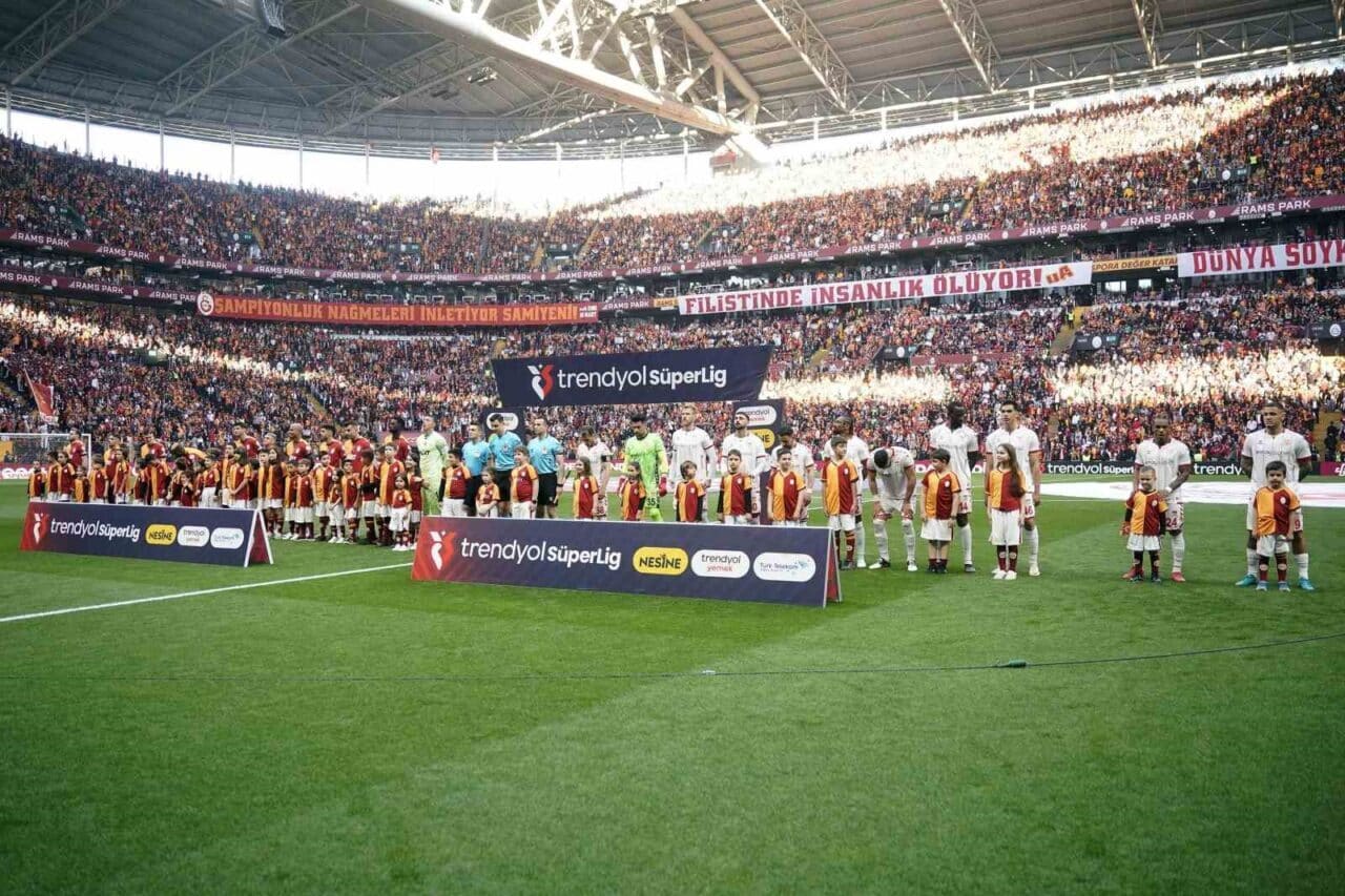 Trendyol Süper Lig 34. haftasında Galatasaray, Sivasspor ile karşılaşırken, ilk