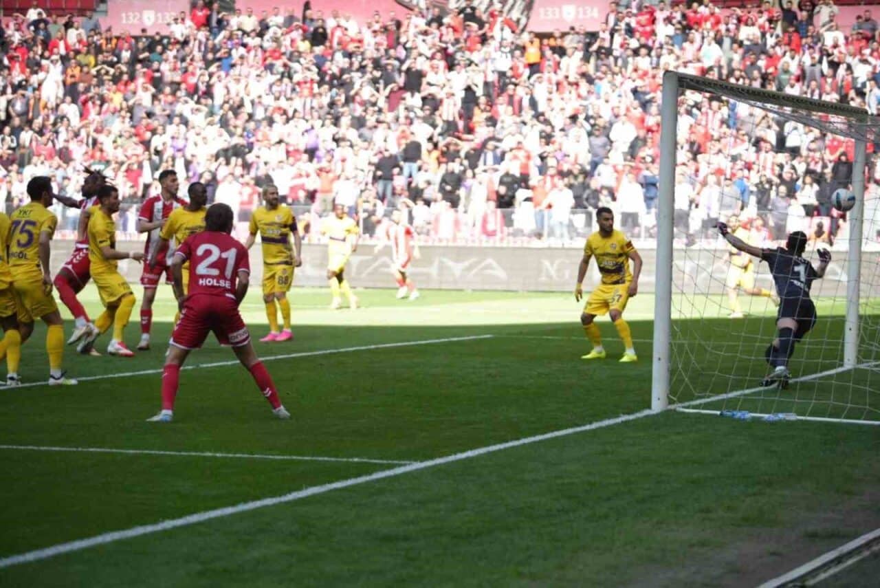 Süper Lig'de 34. haftada Samsunspor, Eyüpspor'u evinde ağırlıyor. Karşılaşmanın ilk