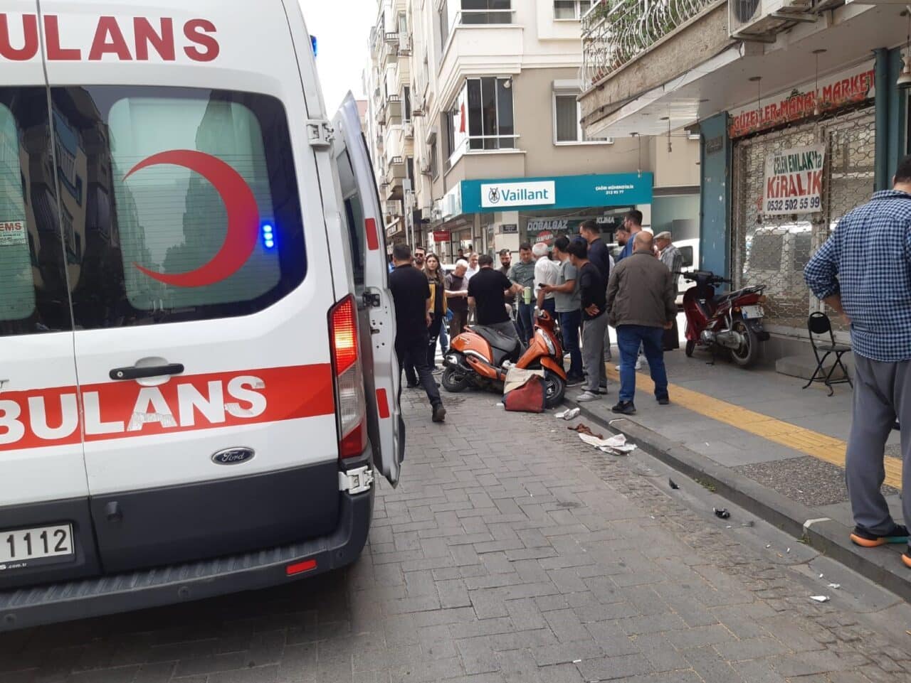 Turgutlu'da, çeşitli yönlerden gelen üç motosikletin kafa kafaya çarpıştığı trafik