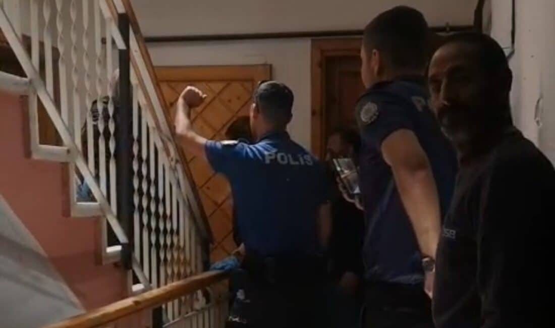 Manisa'nın Turgutlu ilçesinde, 12 sokak köpeğiyle birlikte yaşadığı dairesini çöp