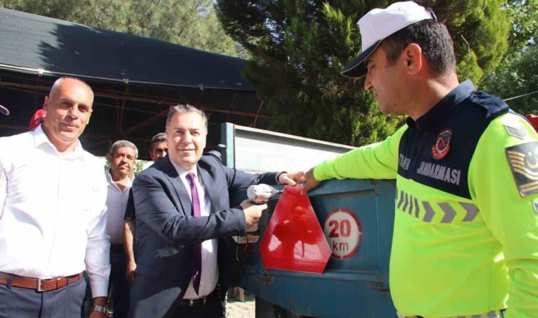 Manisa'nın Turgutlu ilçesinde, traktör kazalarını önlemek için "Reflektör Tak, Görünür