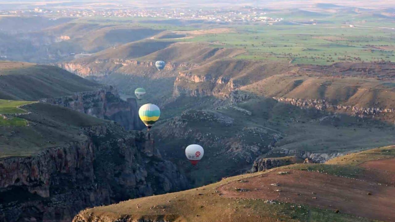 Aksaray, tarihi zenginlikleri ve Ihlara Vadisi ile sıcak hava balonu