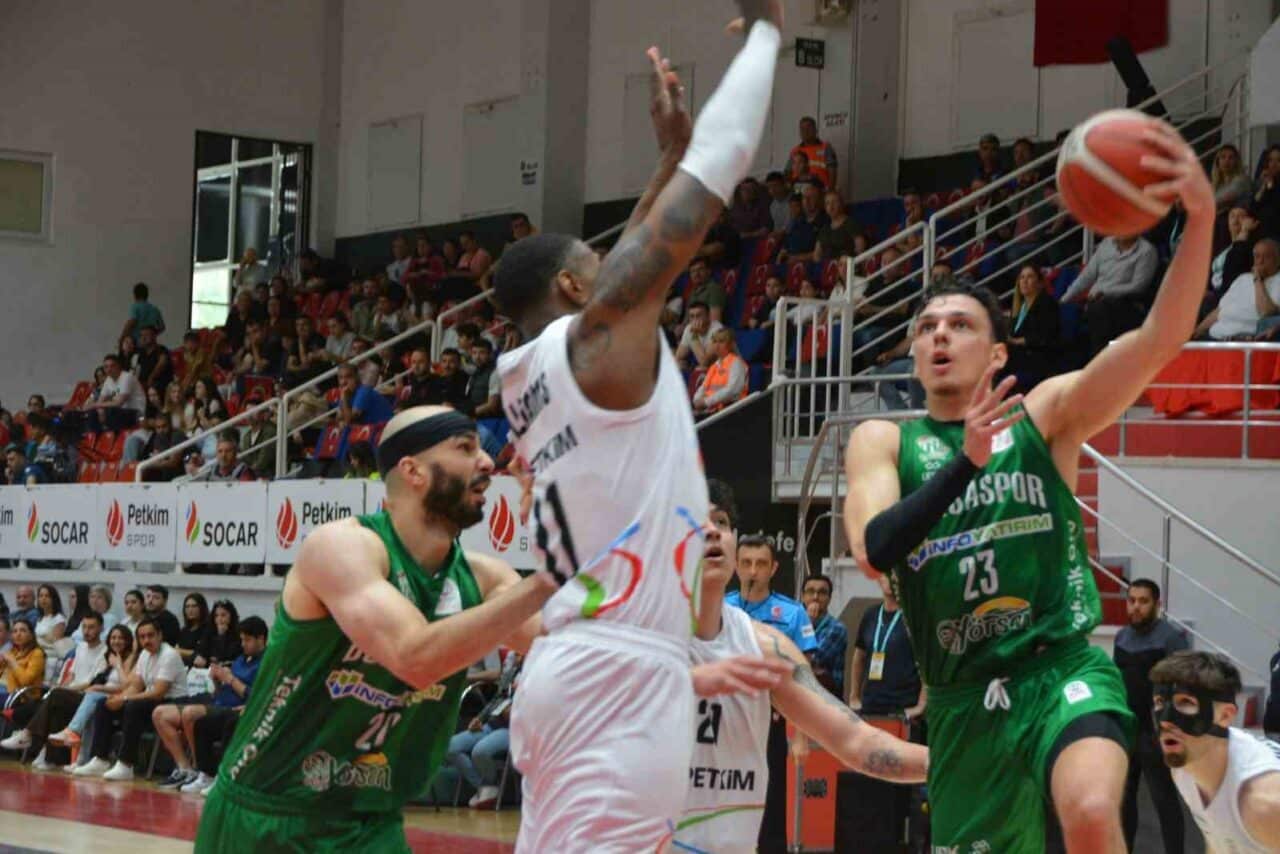 Bursaspor, Türkiye Basketbol Süper Ligi’nin 30. haftasında Aliağa Petkimspor'u 95-86