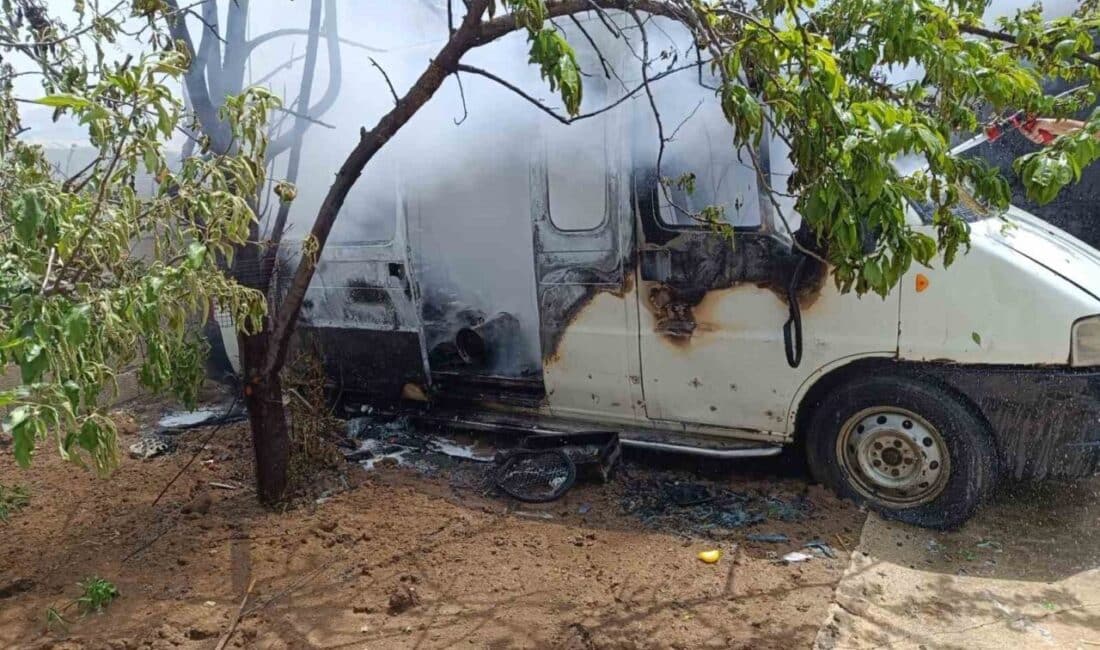 Tuşba’da Park Halindeki Minibüs Yangında Küle Döndü Van'ın Tuşba ilçesinde Abdrurrahmangazi Mahallesi'nde park halinde bulunan bir minibüs,