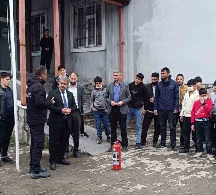 Tutak’ta Yangın Tatbikatı: Öğrenciler Acil Durumlarda Nasıl Davranacaklarını Öğrendi Tutak ilçesinde, Tutak İlçe Müftülüğü ve İtfaiye Amirliği işbirliğiyle, Hacı