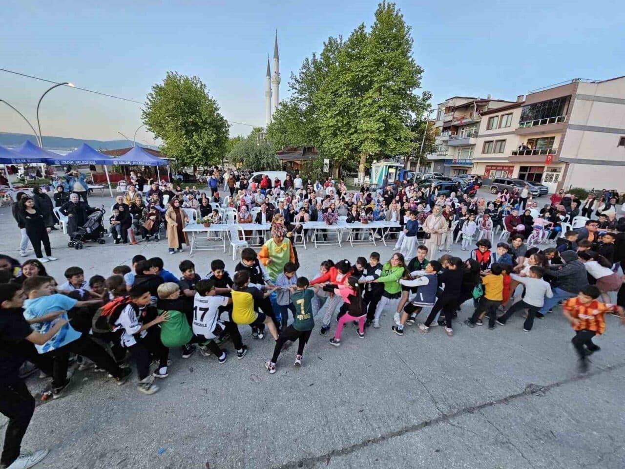 Gölcük Ulaşlı'da düzenlenen Hıdırellez Şenliği, katılımcılara eğlenceli anlar yaşattı. Gölcük