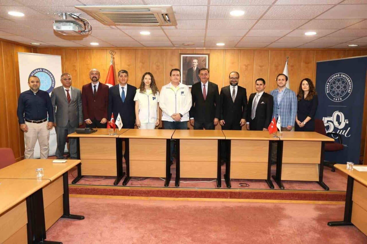 Uludağ Üniversitesi, Faurecia Polifleks Otomotiv ile işbirliği protokolü imzaladı. Rektör