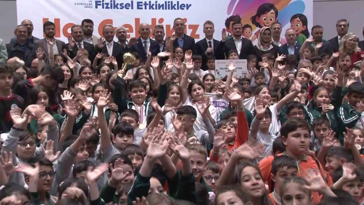 Ümraniye'de düzenlenen 12. Geleneksel Çocuk Oyunları ve İlkokullar Arası Fiziksel