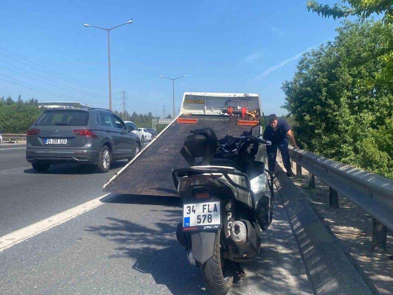 Ümraniye'de bir motosiklet, yol kenarında çalışan belediye işçisine çarparak kazaya