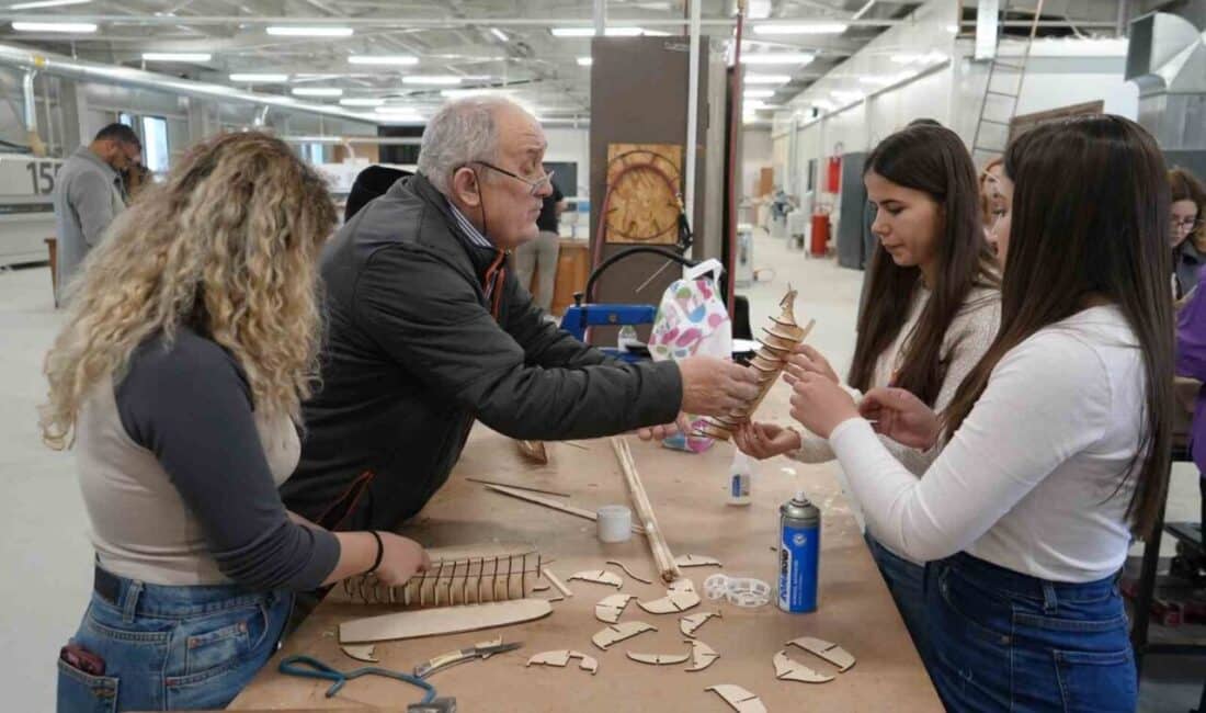 Kastamonu Üniversitesi öğrencileri, ahşap gemi maketleri yapımına yönelik bir eğitim