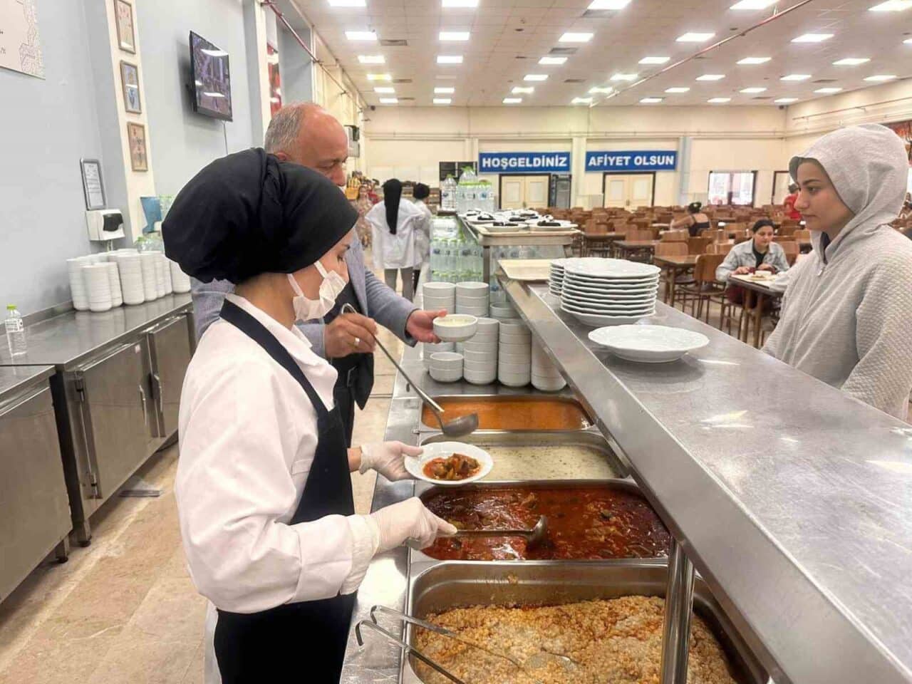 Afyonkarahisar'daki öğrenci yurtlarında üniversite öğrencilerine, "Türk Mutfağı Günü Etkinliği" kapsamında