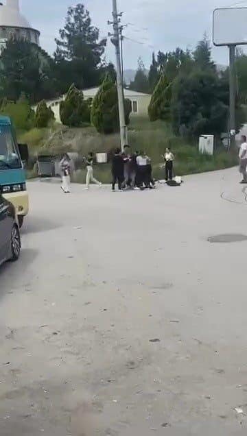 Safranbolu’da Üniversite Öğrencileri Arasında Sokak Ortasında Şiddetli Kavga! Karabük'ün Safranbolu ilçesinde iki üniversite öğrencisi arasında "erkek arkadaşına yan