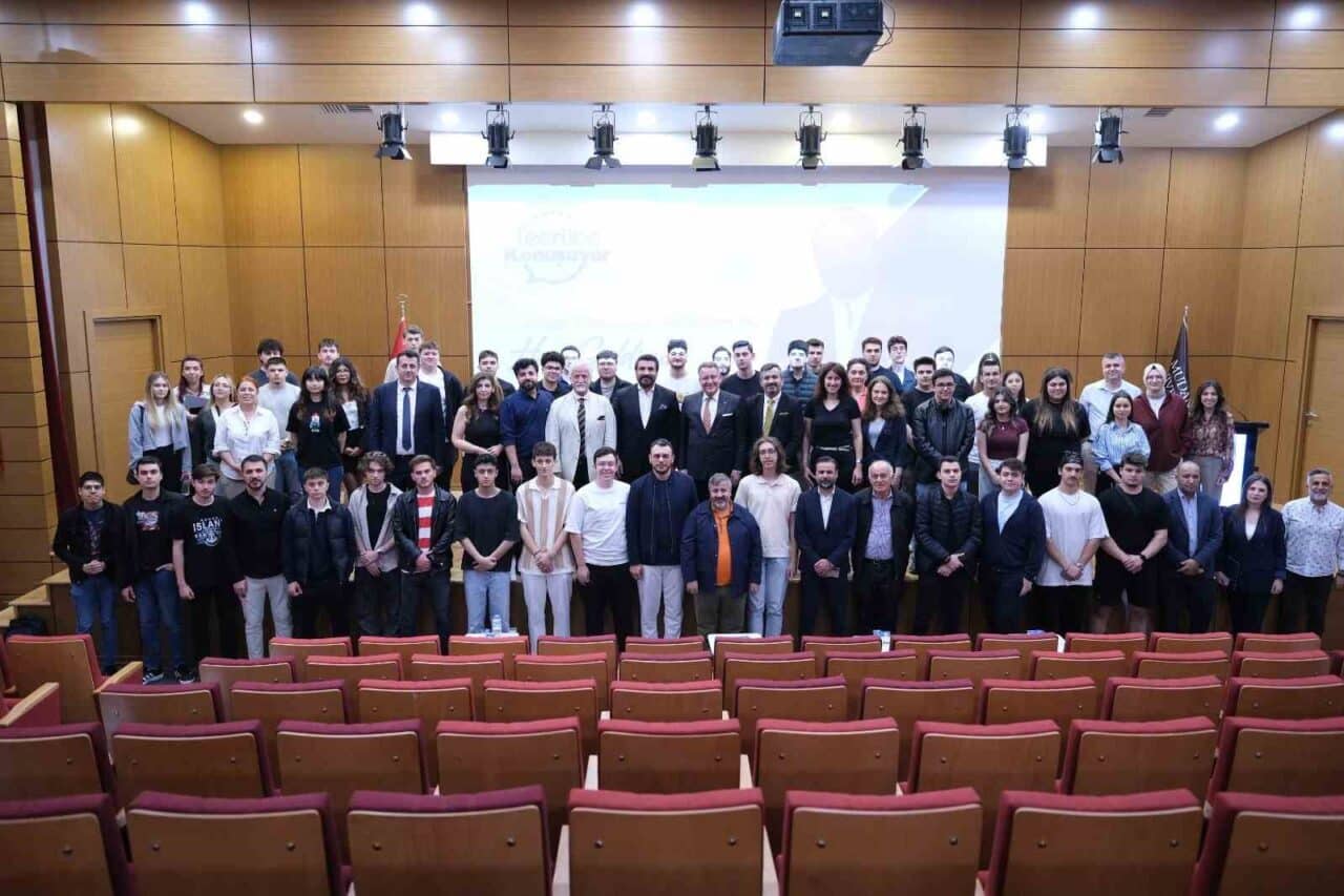 Mudanya Üniversitesi'nde düzenlenen Tecrübe Konuşuyor etkinliğinde, VIP araç tasarımcısı Erbakan
