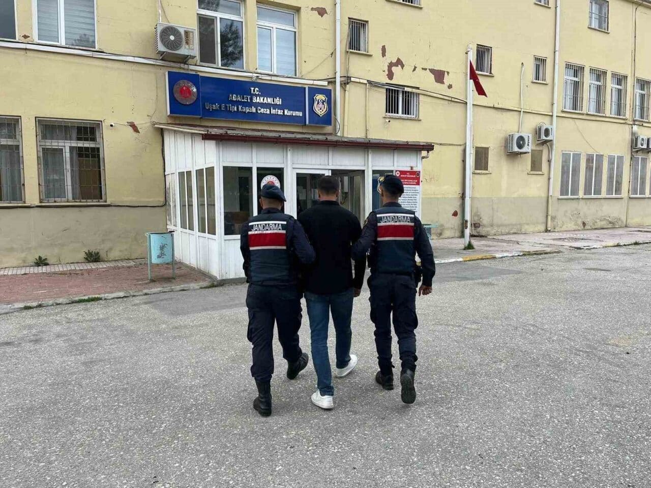 Uşak'ta, internet üzerinden borsa vaadiyle 2 milyon TL dolandırdığı iddia