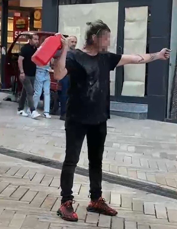 Kocaeli'nin İzmit ilçesinde bir kişi, Fethiye Caddesi'nde benzinle kendini yakmaya