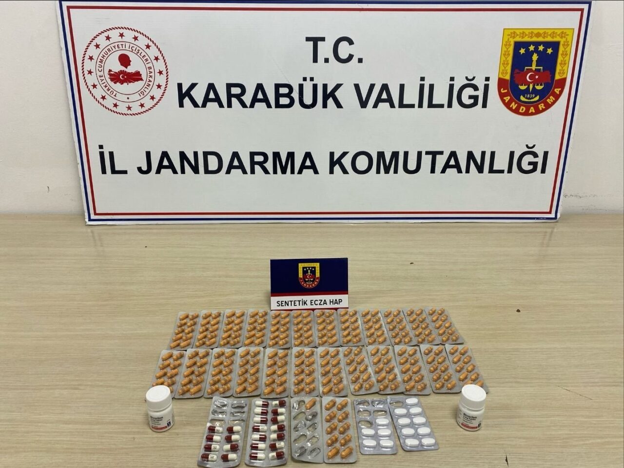 Karabük merkez ve Eskipazar'da jandarma, uyuşturucu operasyonları gerçekleştirdi. Operasyonlarda 7
