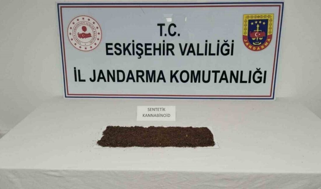 Eskişehir’de uyuşturucu ticareti şüphesiyle yakalanan kişiden 280 gram bonzai ele geçirildi Eskişehir’de jandarma, uyuşturucu ticareti yapan bir şüphelinin aracında 280 gram