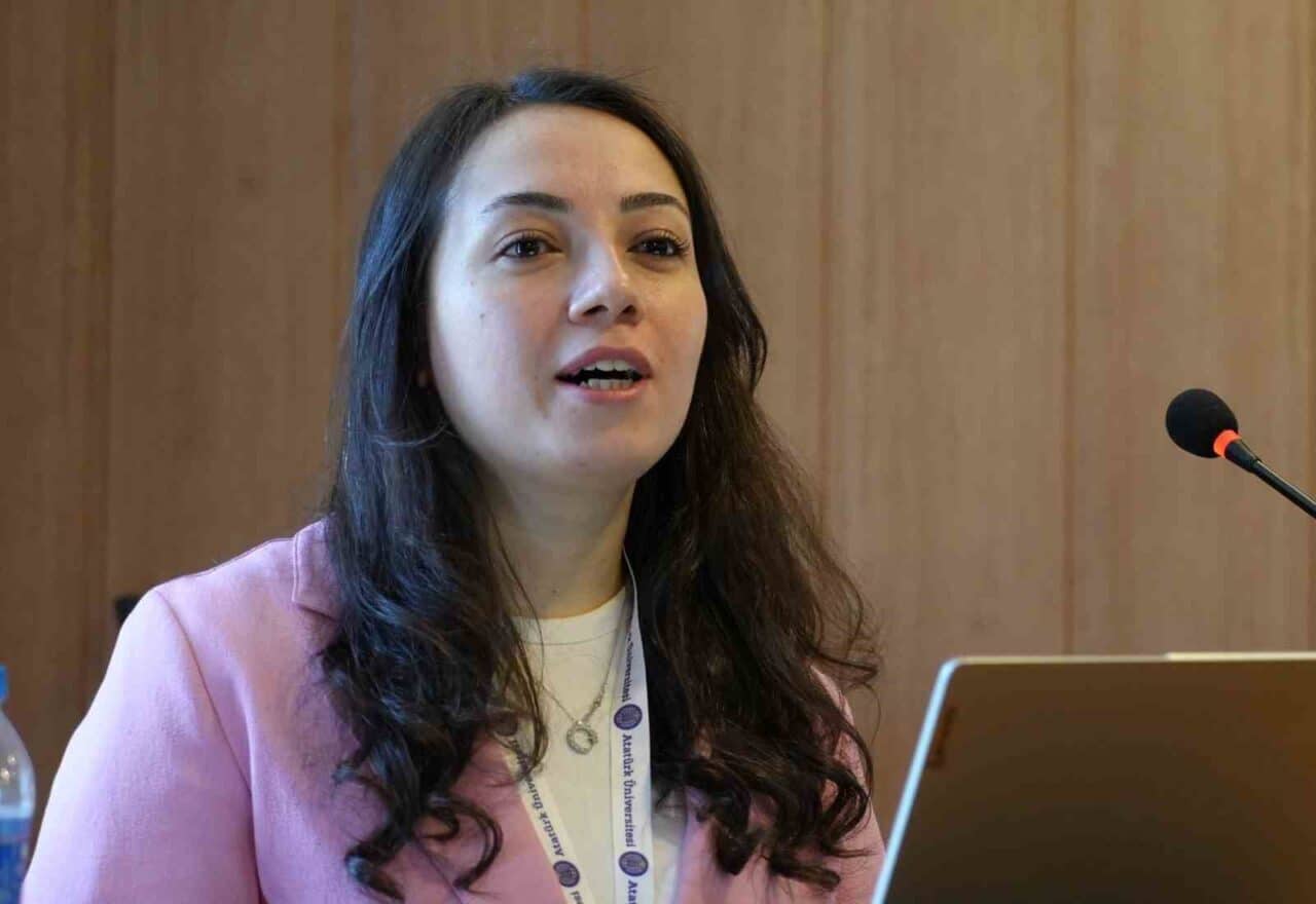 Atatürk Üniversitesi Eczacılık Fakültesi Araştırma Görevlisi Aylin Aydın, lise öğrencilerine