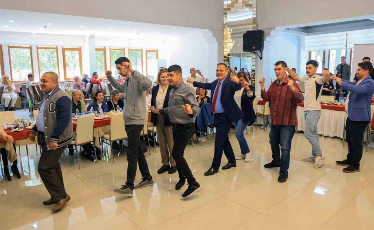 Muğla Valisi Dr. İdris Akbıyık, eşi Sevim Akbıyık ile engelli