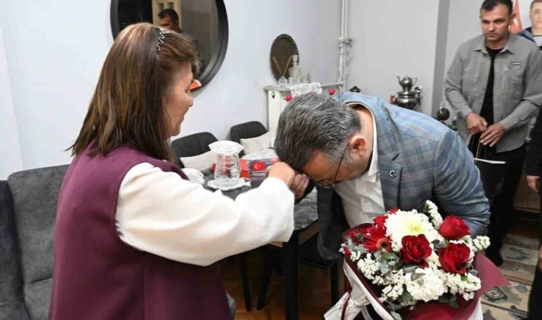 Vali Aksoy, Anneler Günü’nde şehit Onbaşı Caner Ülüğ’ün annesini ziyaret etti. Eskişehir Valisi Hüseyin Aksoy, Anneler Günü'nde şehit Onbaşı Caner Ülüğ'ün