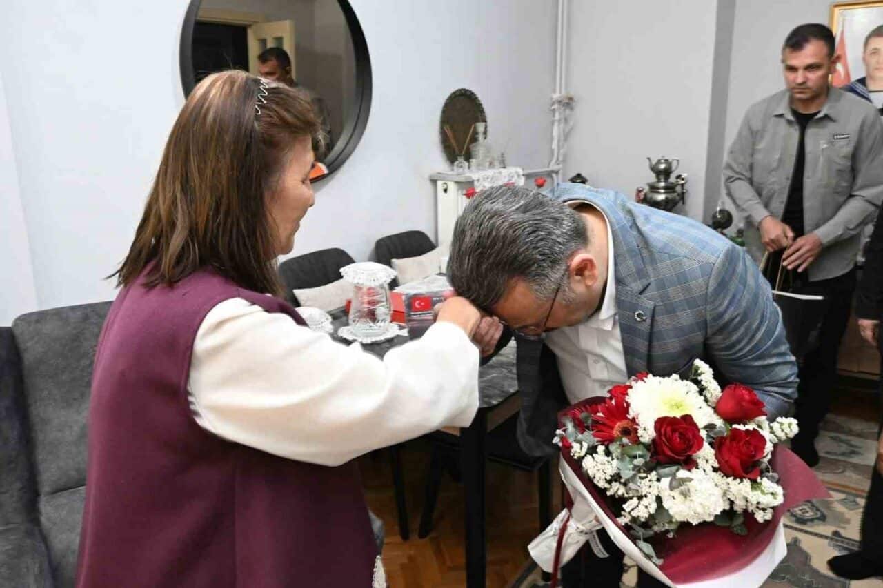 Eskişehir Valisi Hüseyin Aksoy, Anneler Günü'nde şehit Onbaşı Caner Ülüğ'ün