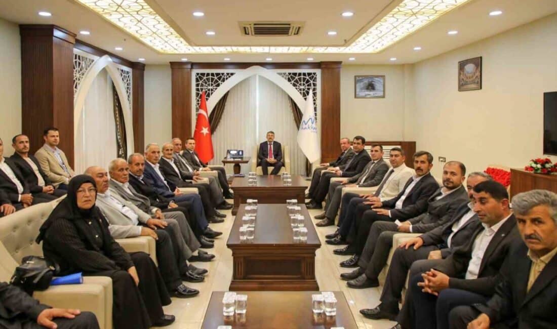 Hakkari Valisi Ali Çelik, Şemdinli’deki Muhtarlarla Sorunları Görüştü Hakkari Valisi Ali Çelik, Şemdinli ilçesi muhtarlarıyla bir toplantı gerçekleştirerek,