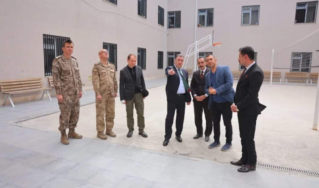 Bayburt Valisi Eldivan, Geri Gönderme Merkezi’ni inceledi ve eksikliklerin giderilmesi talimatını verdi. Bayburt Valisi Mustafa Eldivan, Geri Gönderme Merkezi'ni ziyaret ederek yetkililerden