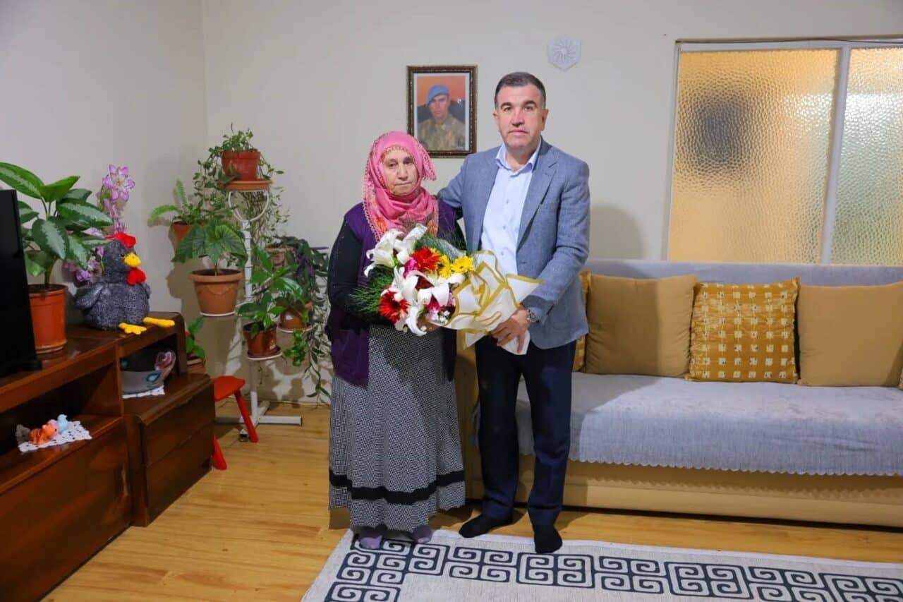 Bayburt Valisi Mustafa Eldivan, Şehit Piyade Er İdris Karakaşoğlu'nun annesi