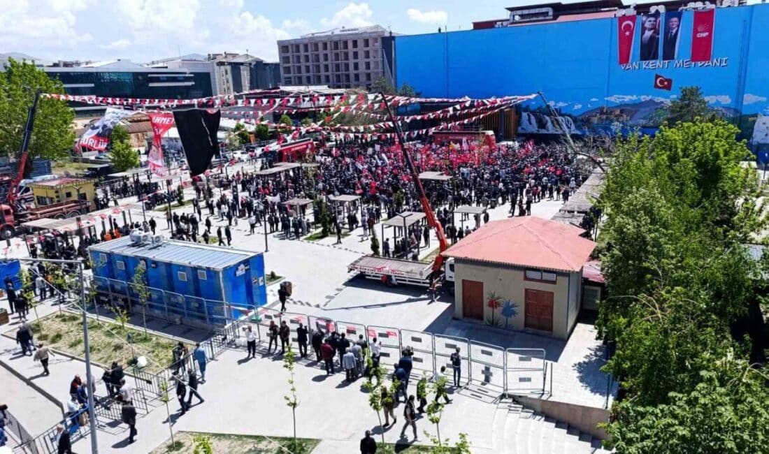 CHP Genel Başkanı Özgür Özel’in Van’daki Mitinginde Katılım Beklentileri Karşılamadı Cumhuriyet Halk Partisi (CHP) Genel Başkanı Özgür Özel’in Van'da düzenlediği