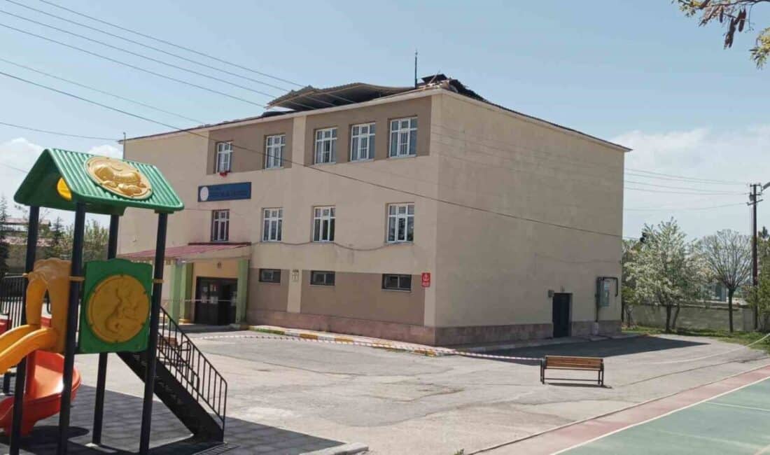 Van’da Fırtına, Tuşba’daki Yavuz Selim İlkokulu’nun Çatısını Uçurdu! Van'ın Tuşba ilçesinde sabah saatlerinde meydana gelen fırtına, Yavuz Selim