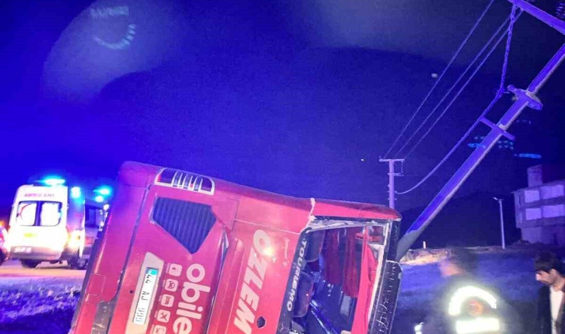 Van’da yolcu otobüsü devrildi, 33 kişi yaralandı Van'ın Gevaş ilçesinde bir yolcu otobüsünün devrilmesi sonucu 33 kişi