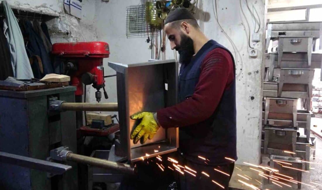 Van'da yazın gelmesiyle vatandaşlar piknik alanlarına yönelirken, Sobacılar Çarşısı'nda da