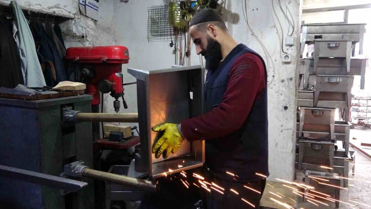 Van'da yazın gelmesiyle vatandaşlar piknik alanlarına yönelirken, Sobacılar Çarşısı'nda da