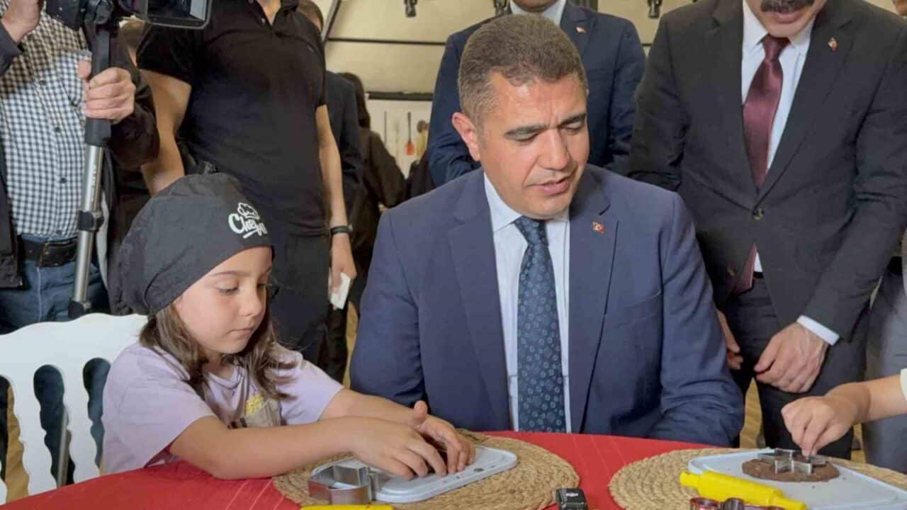 Düzce'de düzenlenen "Düzce Lezzetler Buluşması" etkinliğinde Sırbistan ve Bulgaristan'dan gelen