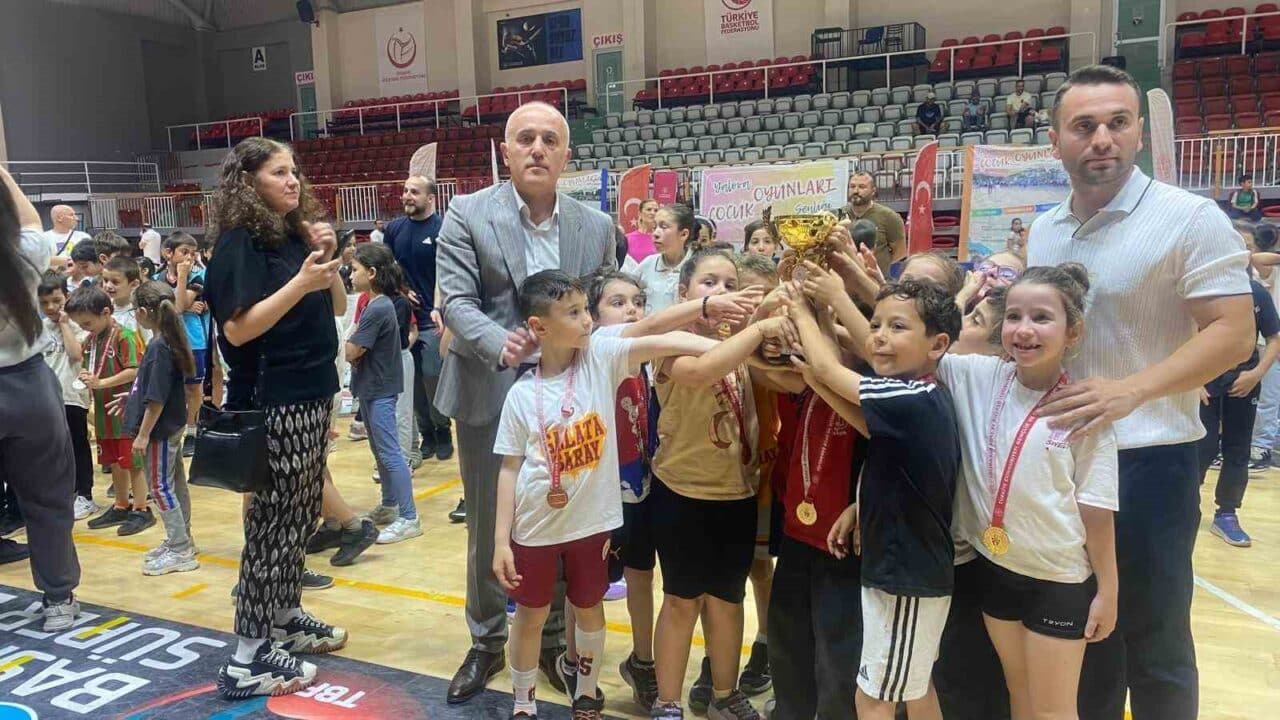 Yalova'da düzenlenen Yalova Çocuk Oyunları Şenliği'nin finalleri, 90. Yıl Spor