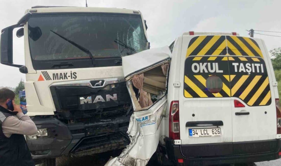 Yalova-Armutlu kara yolunda bir servis minibüsünün damperli kamyonla çarpışması sonucu