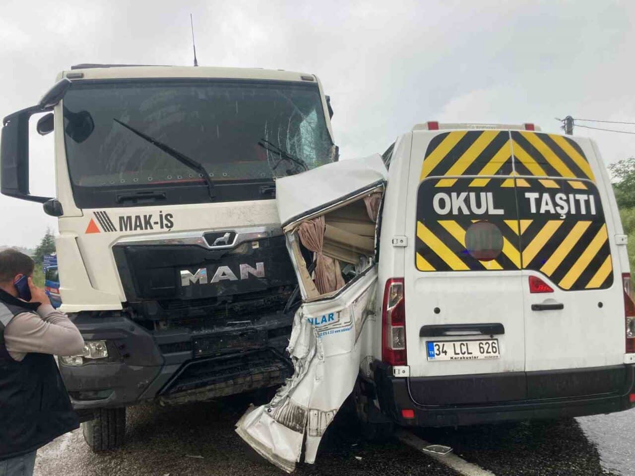 Yalova-Armutlu kara yolunda bir servis minibüsünün damperli kamyonla çarpışması sonucu