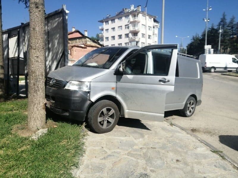 Isparta'nın Yalvaç ilçesinde bir ticari araç ile otomobilin çarpışması sonucu