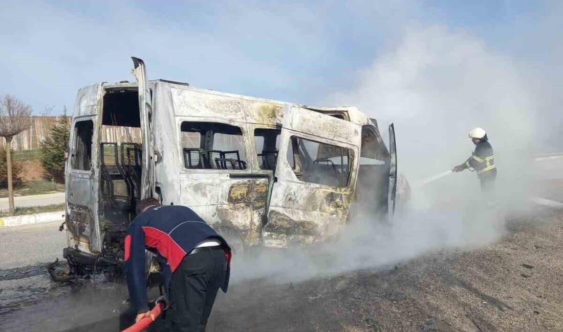 Sivas’ta Minibüs Yangını, İtfaiyenin Çabalarına Rağmen Söndürülemedi Sivas'ta sabah saatlerinde bir servis minibüsünde çıkan yangın, itfaiyenin müdahalesine
