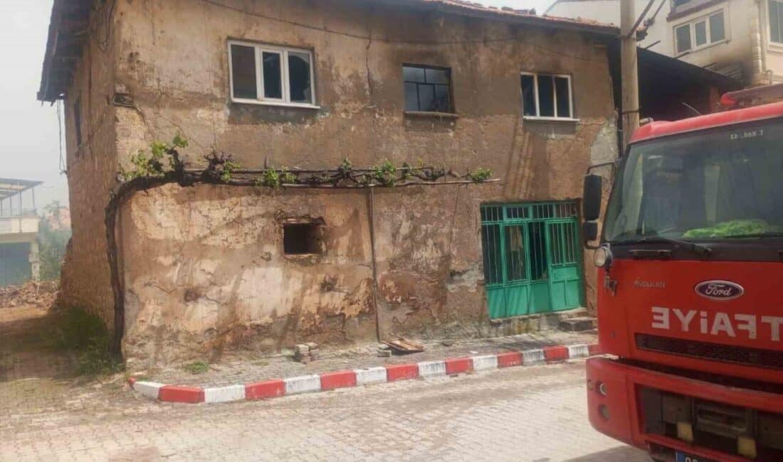 Afyonkarahisar'ın Kızılören ilçesinde 75 yaşındaki Kerim Eroğlu'nun kerpiç evi, henüz