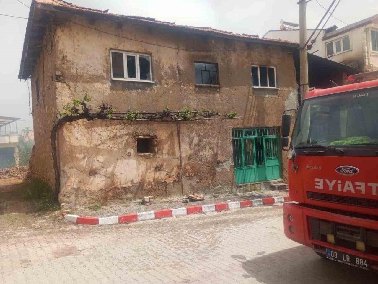 Afyonkarahisar'ın Kızılören ilçesinde 75 yaşındaki Kerim Eroğlu'nun kerpiç evi, henüz
