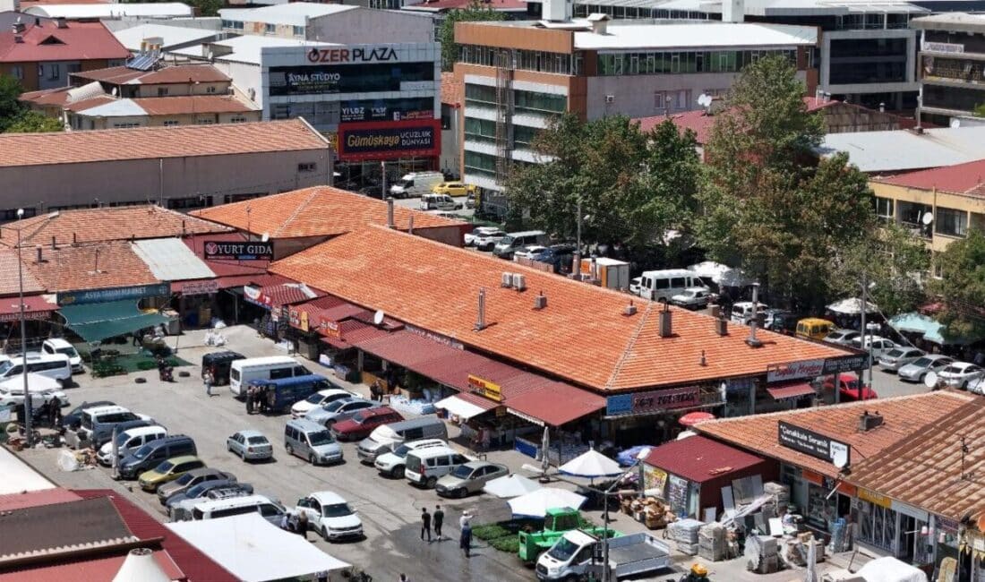 Erzincan Buğday Meydanı'ndaki yangının ardından hasar gören çatılar, Erzincan Belediyesi
